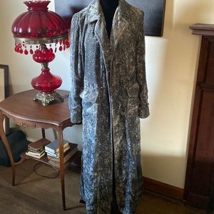 🦊 Free People long velvet crush coat.